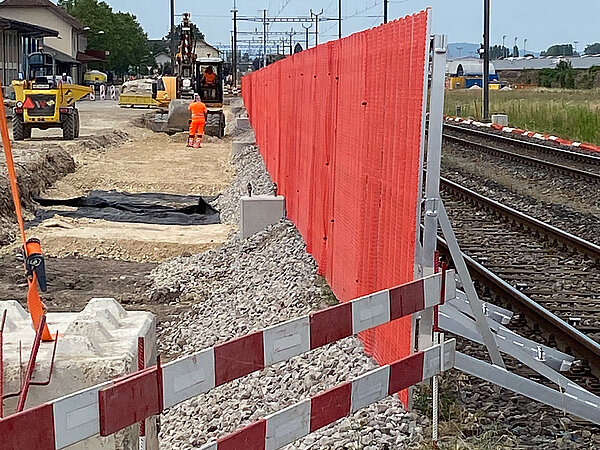 Mobile Schutzwand trennt eine Baustelle vom befahrenen Gleis